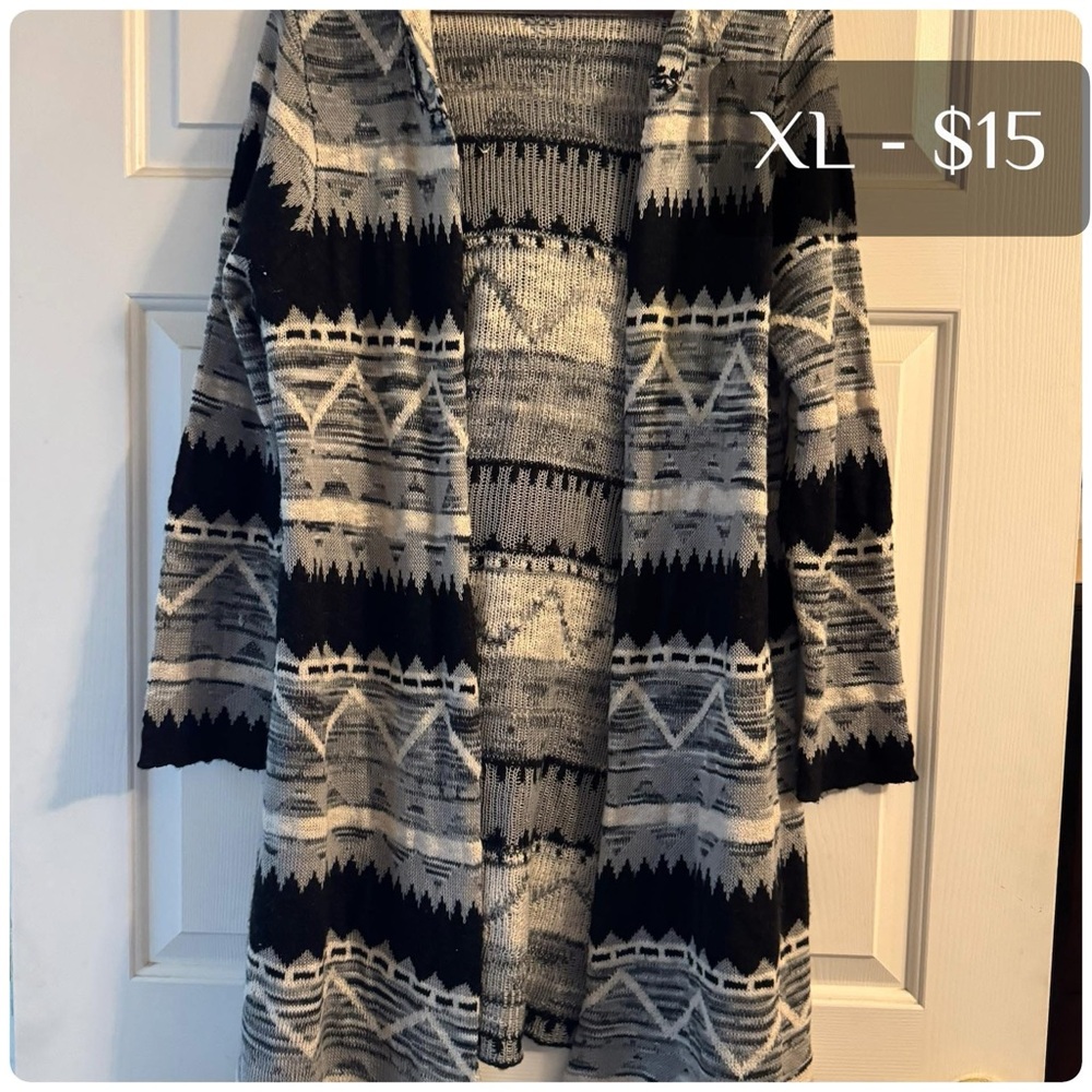 Women's Black and Gray Patterned Sweater